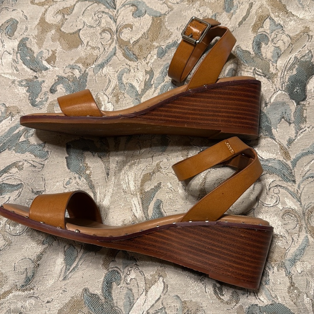 Steve Madden Tan Minimalist Sandals - Picture 3 of 4
